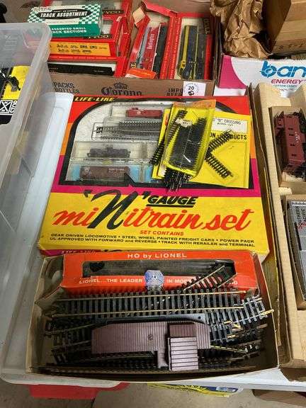 Life - Like N Gauge Mini Train Set with Train Tracks