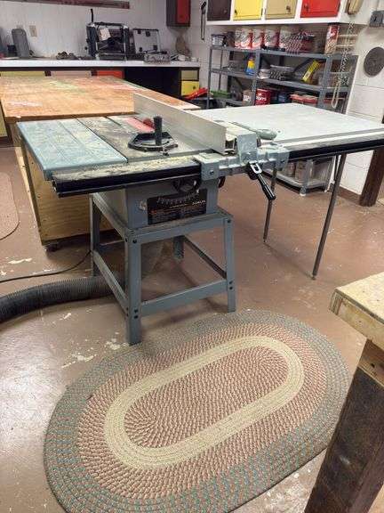 Delta 10” contractor’s saw with a Delta unifence system and base