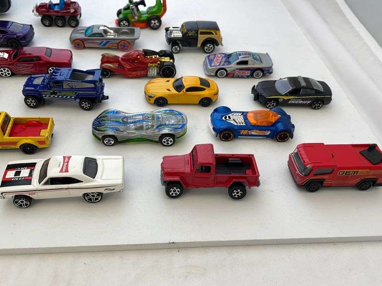 Lot of hot wheels with 48 car container ByceAUCTION LTD. Ohio