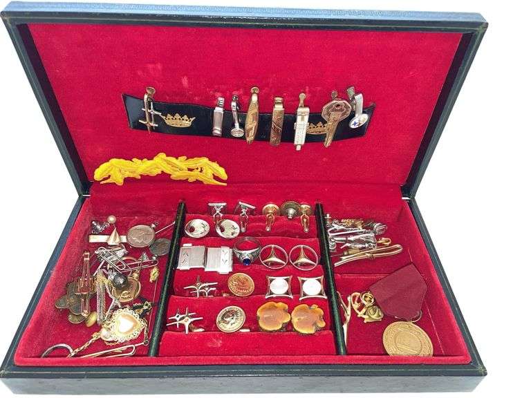 Exceptional lot of men’s jewelry in collectible case. Featuring Ty and suit claps. Pendant coins. A military badge. As well as a 1983 Howland class ring.