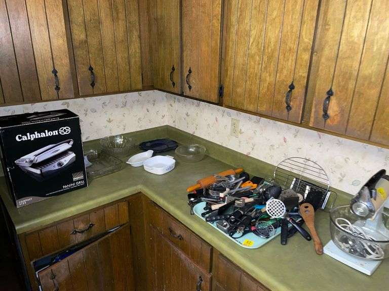 Kitchen utensils with random cookware