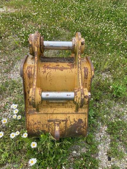 CAT excavator bucket, GCR01540. Plate says 24 inch.