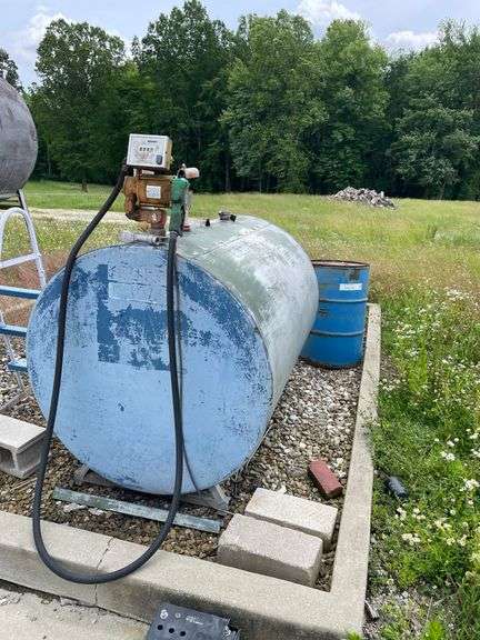 500 gallon diesel fuel storage tank with electric pump. Also includes extra nozzle and 50 gallon drum that might contain 15 W 40 motor oil in a small quantity. Float on this unit indicates that it is full. Inspect at preview.