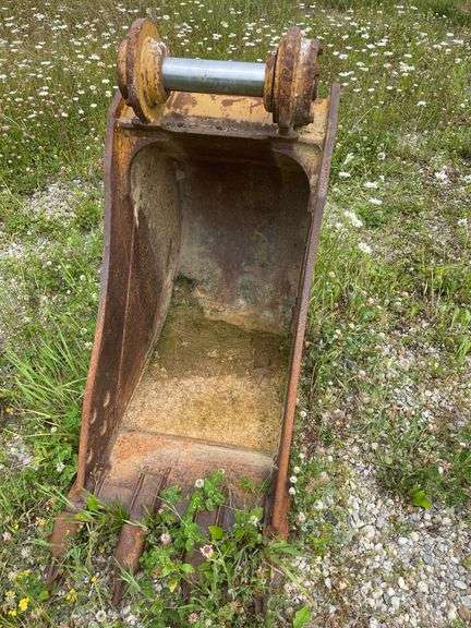 CAT excavator bucket, GCR01540. Plate says 24 inch.