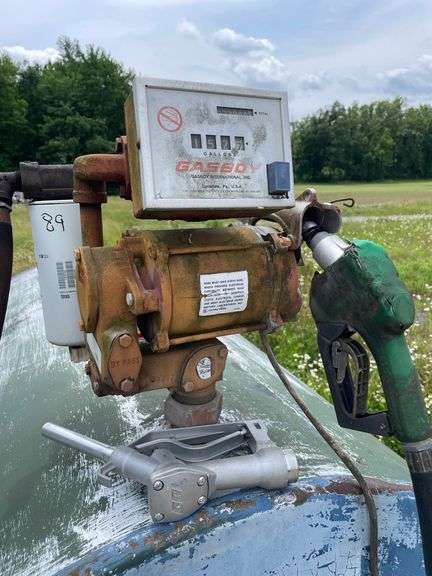 500 gallon diesel fuel storage tank with electric pump. Also includes extra nozzle and 50 gallon drum that might contain 15 W 40 motor oil in a small quantity. Float on this unit indicates that it is full. Inspect at preview.