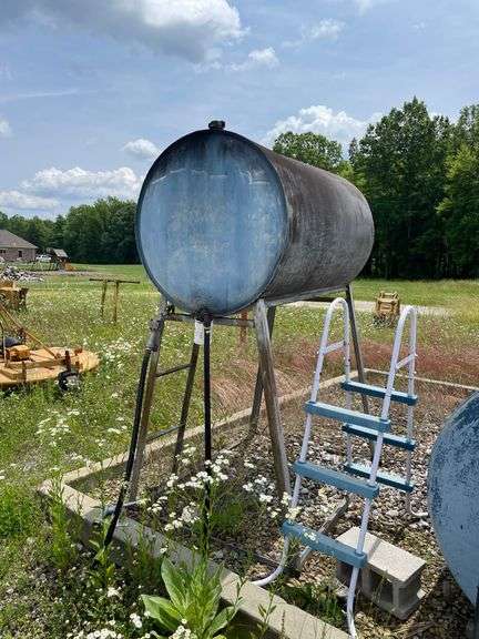 300 gallon gasoline gravity storage fuel tank on stand. Includes ladder. Also includes extra nozzle. Seller says this is gasoline. This unit is padlock. We shook the tank and it appears empty or to have very little fuel.