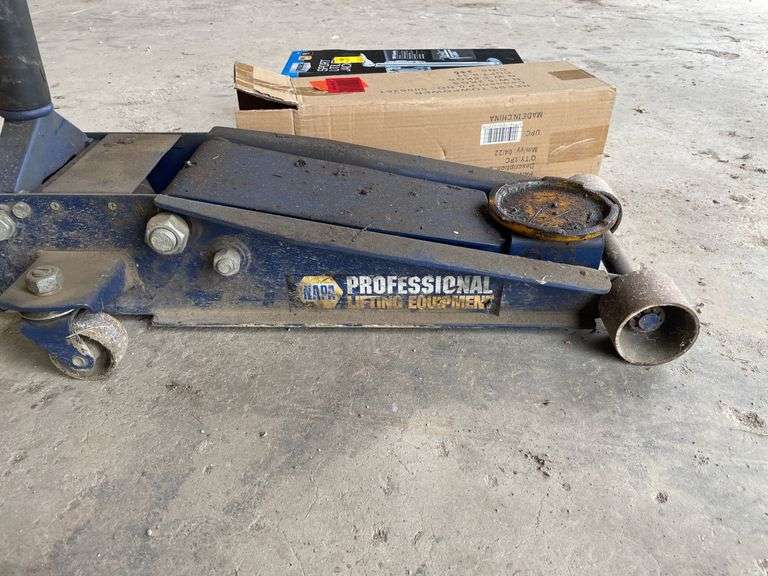 Napa 3 ton automotive hydraulic floor jack. With new trailer sport utility jack.