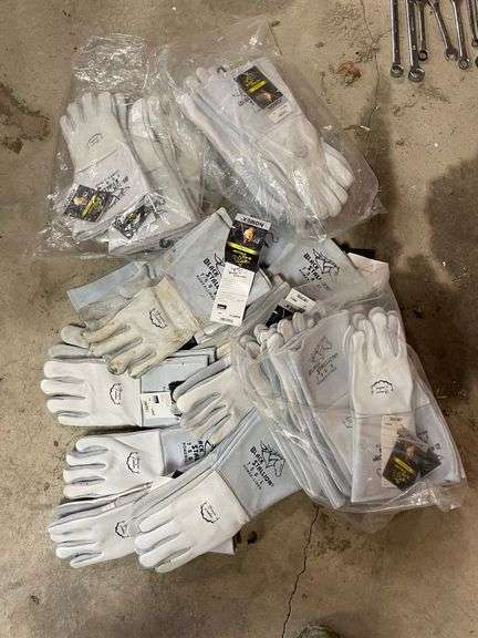 A lot of 25 Black stallion, stick gloves, high-quality leather many in original packaging by the pair