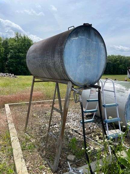 300 gallon gasoline gravity storage fuel tank on stand. Includes ladder. Also includes extra nozzle. Seller says this is gasoline. This unit is padlock. We shook the tank and it appears empty or to have very little fuel.