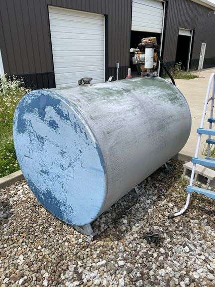 500 gallon diesel fuel storage tank with electric pump. Also includes extra nozzle and 50 gallon drum that might contain 15 W 40 motor oil in a small quantity. Float on this unit indicates that it is full. Inspect at preview.