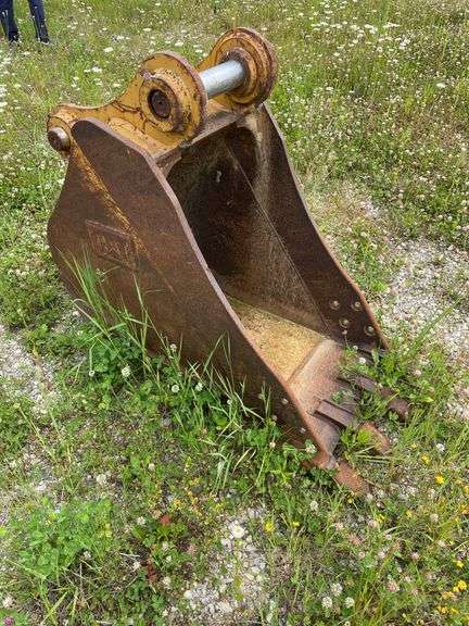 CAT excavator bucket, GCR01540. Plate says 24 inch.