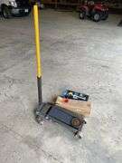 Napa 3 ton automotive hydraulic floor jack. With new trailer sport utility jack.