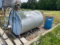 500 gallon diesel fuel storage tank with electric pump. Also includes extra nozzle and 50 gallon drum that might contain 15 W 40 motor oil in a small quantity. Float on this unit indicates that it is full. Inspect at preview.