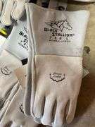 A lot of 25 Black stallion, stick gloves, high-quality leather many in original packaging by the pair