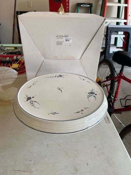 Villeroy and Boch cake plate with box