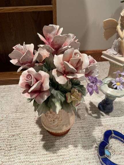 Lot of miscellaneous decor includes Dahman, Floral.