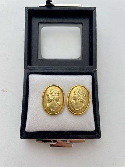 Ladies earrings engraved 750. Total weight 5.7 g.