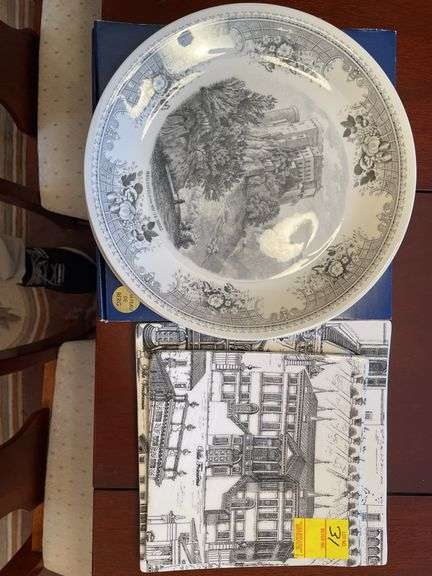 Dining room. Villeroy and Bach, decorative plates and Italian decorative plates.