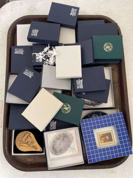 Tray of miscellaneous Wendell August, Forge ornaments