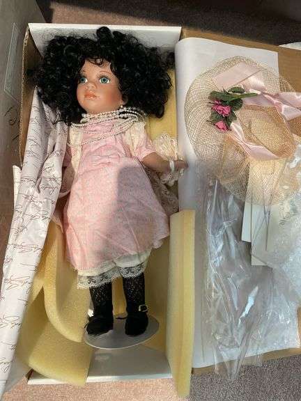 Living room. Doll lot. Featuring Court of dolls.