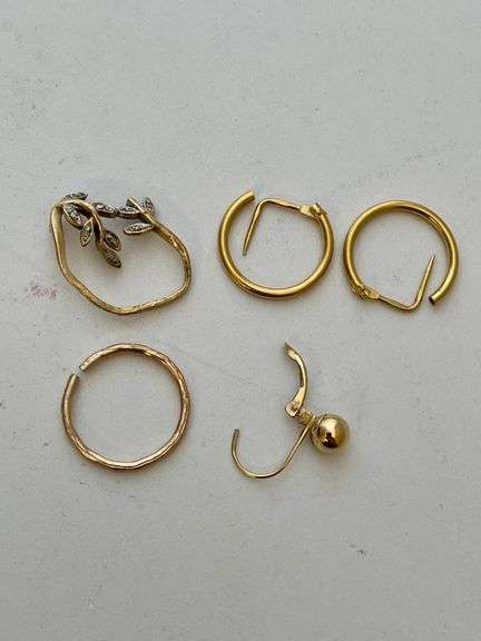 Pair of earrings with miscellaneous one off pieces. Engraved 10 K. Total weight 4.6 g ￼