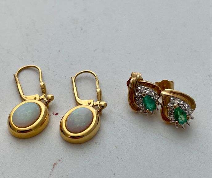 Two pair of ladies earrings. Engraved 10 K. Semi precious stones. Total weight 5.7 g.