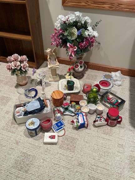Lot of miscellaneous decor includes Dahman, Floral.