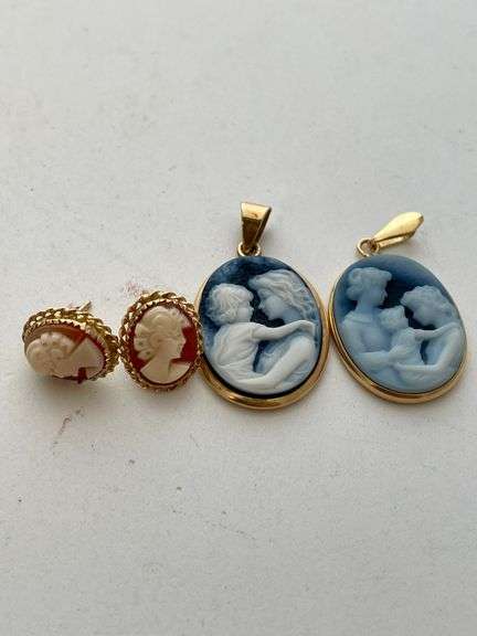 Cameo earrings and two pendants. Engraved 14 K. Total weight 6.7 g.