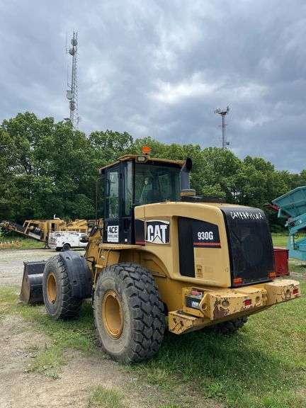 CAT 930 G wheel loader. Diesel engine. Cab/EROPS. serial number CAT8938GLTWR88846. 4232 hours showing on Dash. Started and ran. Quick coupler bucket includes set of forks. AC Not working. See Photos for Video of Equipment in Operation. FOR THOSE AT FIRST PICKUP: this loader was used by Big Jim to load out the auction This will be used for the load out on the Pick Up cannot be removed until final hour of Pick Up*- $1000 deposit. balance in ACH or certified check within 48 hours of auction close- NO Sales Tax Collected