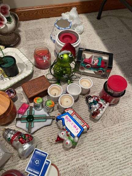 Lot of miscellaneous decor includes Dahman, Floral.