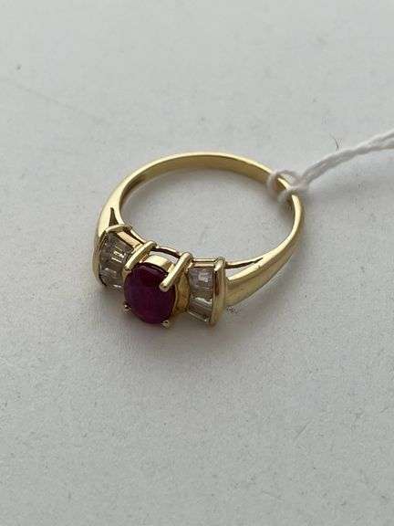 Ladies Ring engraved 14K. With semi precious stones. Total weight 2.8g