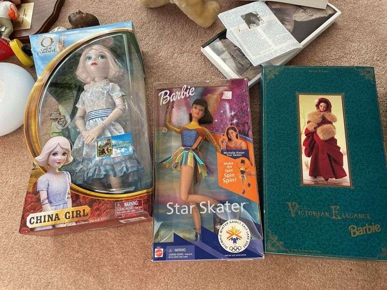 Living room. Lot of dolls and miscellaneous collectibles under table.