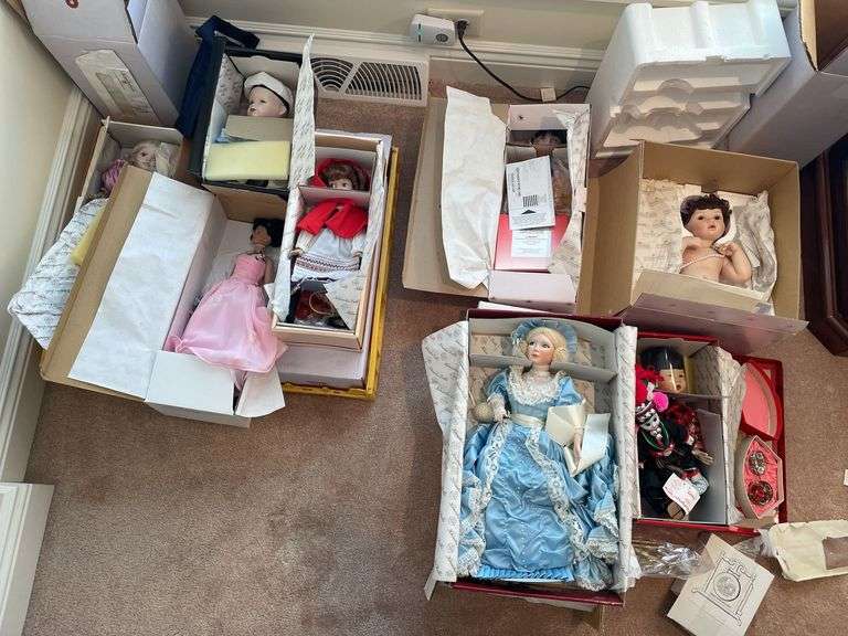 Living room. Large doll lot. Featuring Knowles doll.
