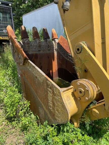 2000 CAT 34BL steel track excavator. Approximately 320 hp diesel engine. 48” bucket. Cab/ROPS. 97,113 pounds.. Product ID number AGS00439. 14,922 Hours on meter. See Photos for Video of Equipment Operation -$1000 deposit. balance in ACH or certified check within 48 hours of auction close