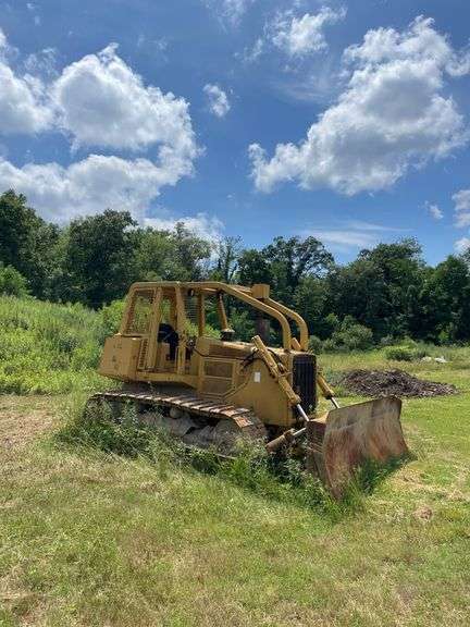 John Deere 850 B steel track dozer. Approximately 1879 hours on meter. Open four post canopy. Tilt blade . Not Started, needs a jump . Product ID number T0850BH741385. - $1000 deposit. balance in ACH or certified check within 48 hours of auction close