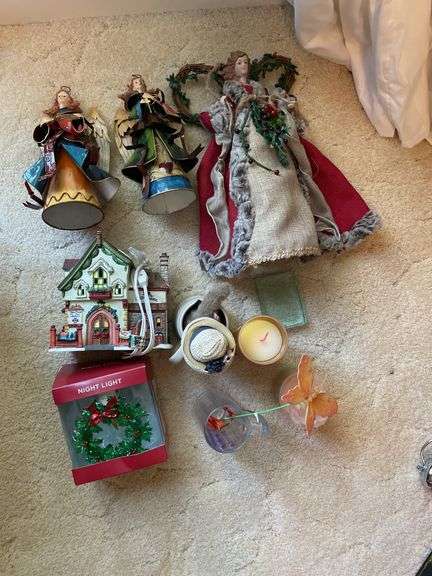 Bedroom. Lot of angels Christmas, miscellaneous.