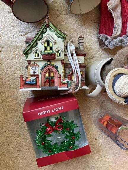 Bedroom. Lot of angels Christmas, miscellaneous.