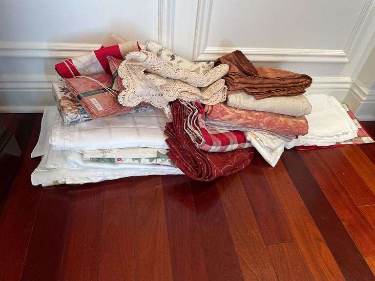 Dining room. Linens and table covers