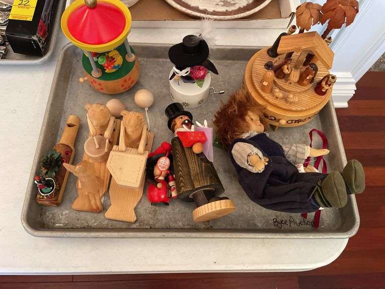Dining room. Lot of collectibles.