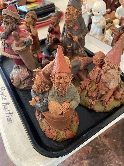 Entryway. Gnome figurines.