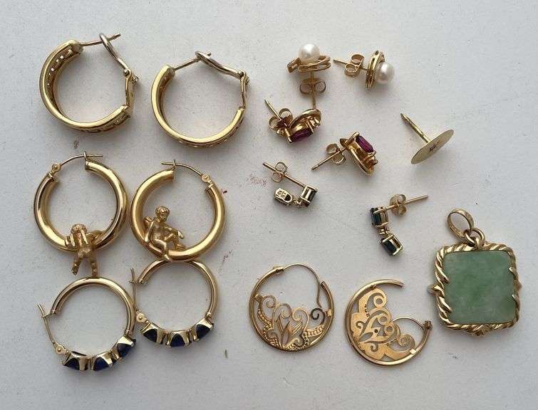 Miscellaneous pieces engraved 14 K. Total weight 26.4 g. This includes earrings pendants. Some have semi precious stones. And some are solid pieces.