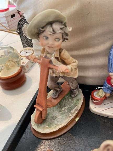 Living room. Tray of goebel figurines.