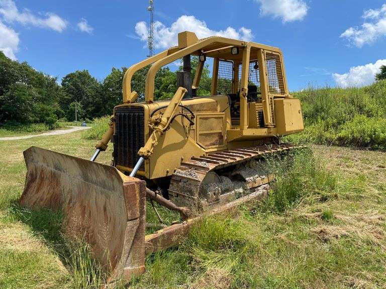 John Deere 850 B steel track dozer. Approximately 1879 hours on meter. Open four post canopy. Tilt blade . Not Started, needs a jump . Product ID number T0850BH741385. - $1000 deposit. balance in ACH or certified check within 48 hours of auction close