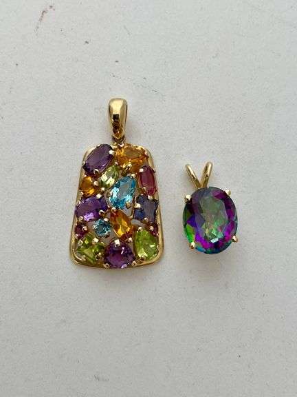 Two pendants with Stone’s. Engrave 14 K. Total weight 4.9 g.