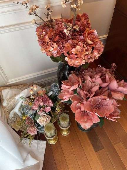 Dining room. Faux floral decor.