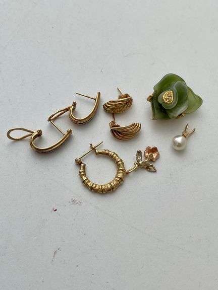 Two pairs of earrings and miscellaneous pieces engraved 14 K. Total weight 9.2 g.