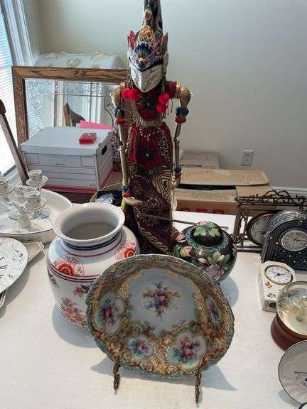Living room. Asian porcelain and geisha marionette