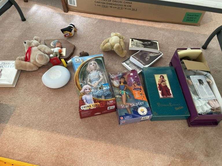 Living room. Lot of dolls and miscellaneous collectibles under table.