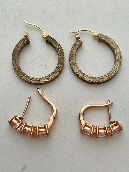 Two pair of earrings. Engraved 14 K. Total weight 6.5 g.