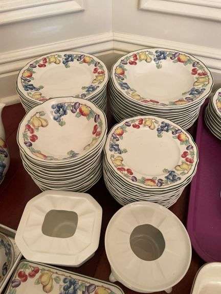 Villeroy & Boch Melina pattern. The main dinner settings appear to be serviced for approximately 12. The coffee cups and saucers and soup bowls appear to be serving for approximately eight and there are some miscellaneous pieces mixed in. Very high quality marked West Germany. Accessory pieces all included in this set